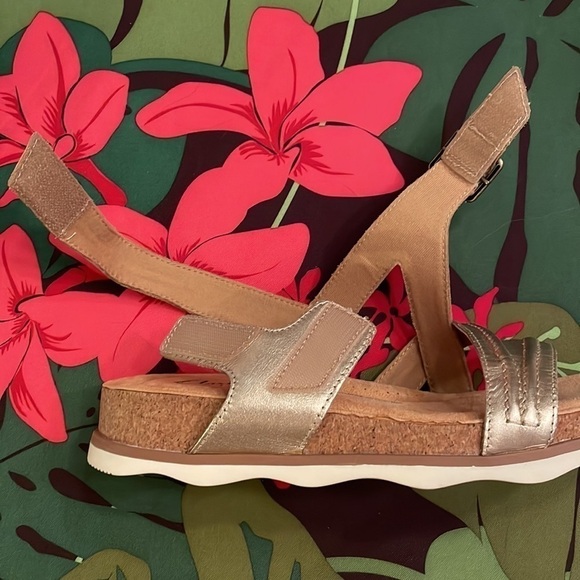 Brand New Clarks Genuine Leather Rose Gold Adjustable Brynn Step Sandals - Picture 12 of 15